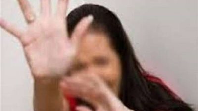 مواطن يضرب ممرضة بوحشية أثناء إجراء مسحة كورونا.. شاهد