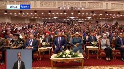 الرئيس السيسي وقرينته يشاهدان فقرة غنائية لفريق من 3 أخوات