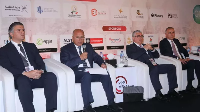وزير النقل يستعرض المشروعات المنفذة بقطاع مترو الأنفاق والسكك الحديد