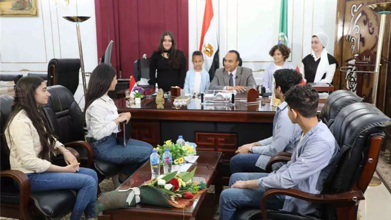 نائب محافظ المنيا يلتقي عدد من الطلاب قبيل زيارتهم للمشروعات القومية