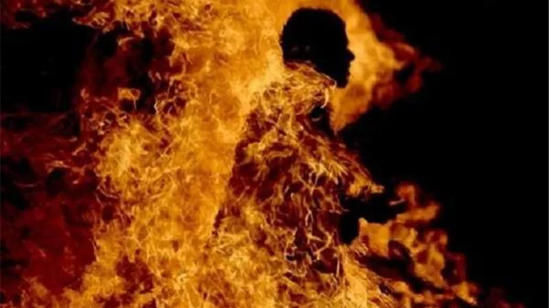 عاطل يشعل النيران في شاب أمام المارة في دمنهور