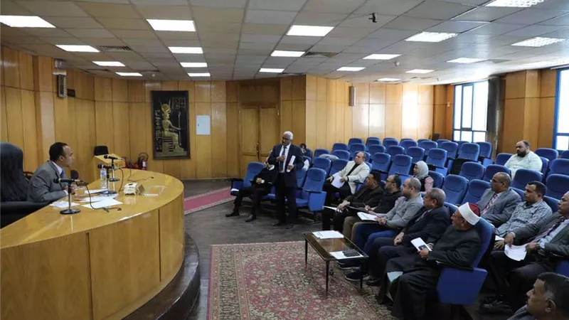 نائب محافظ المنيا يناقش استعداد المحافظة لاستقبال شهر رمضان الكريم