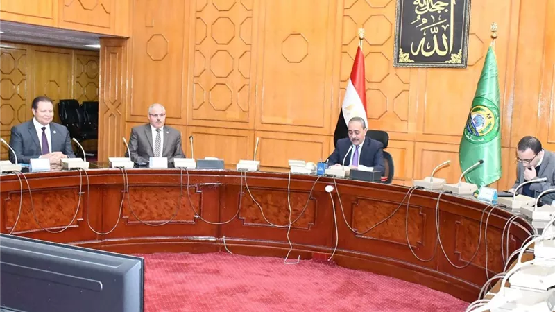 رئيس جامعة القناة يُشارك باجتماع اللجنة العُليا لتأمين الخدمات الطبية بالإسماعيلية