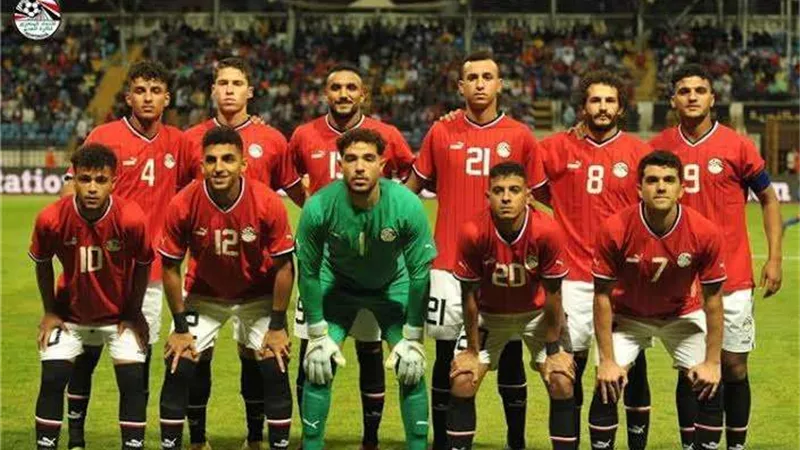 المنتخب الأولمبي بالزي التقليدي وزامبيا باللون الأخضر
