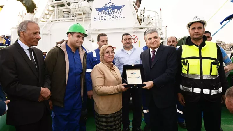 الفريق أسامة ربيع يشهد مراسم رفع العلم المصري على القاطرة الجديدة