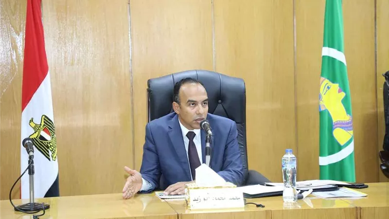 نائب محافظ المنيا يعقد اجتماعا مع مسئولي التموين