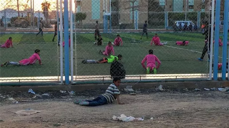 طفل الملعب.. صورة تخطف قلوب المصريين من وراء الساحة المستديرة