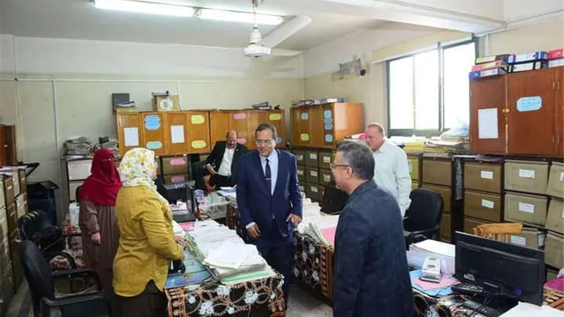 رئيس جامعة سوهاج يتفقد إدارات العمل بالمبني المركزي