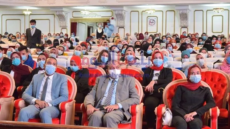 رئيس جامعة بني سويف يشهد أولى محاضرات اليوم الواحد للطلاب