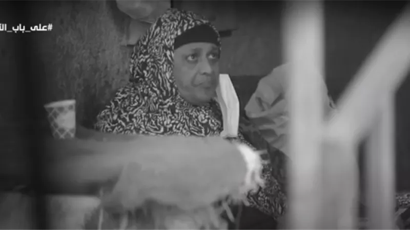 على باب الله.. سيدة تتأثر على الهواء أثناء حصولها على جائزة