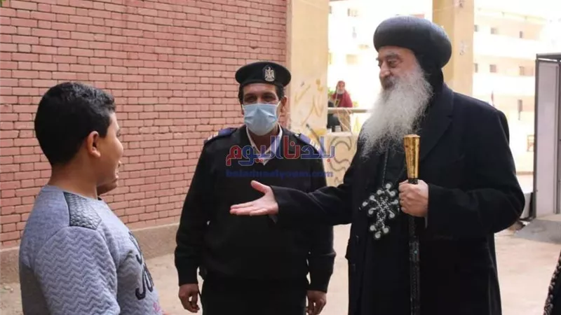 مطران كنيسة طنطا يدلى بصوته فى مرحلة الإعادة بانتخابات النواب