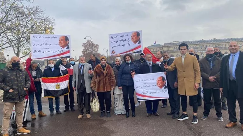 بالصور.. الجالية المصرية في هولندا ترحب بالرئيس في للعاصمة الفرنسية