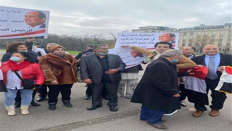 بالفيديو.. الجاليات المصرية تنظم وقفة بالتزامن مع لقاء السيسي ونظيره الفرنسي