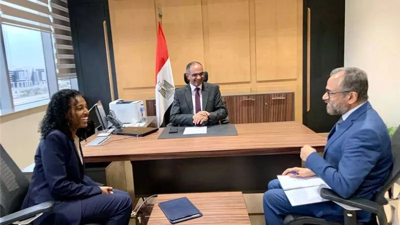 نائب وزير الإسكان وبعثة البنك الدولي يستعرضان التجربة المصرية