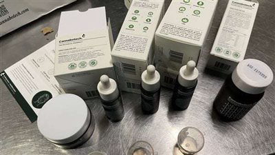 ضبط راكبين بحوزتهما عقاقير مخدرة وعبوات CBD في مطار القاهرة