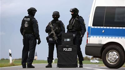 ألمانيا بقنبلة وسكين رجل يهاجم ثلاث أشخاص والشرطة تبحث دوافع الحادث