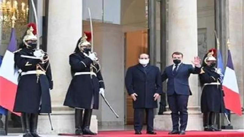 ماكرون يقيم مأدبة عشاء بقصر الإليزيه على شرف الرئيس السيسي