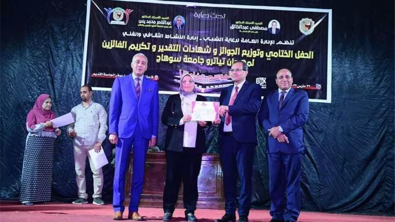 صيدلة سوهاج تحصد المركز الأول في تياترو الجامعة