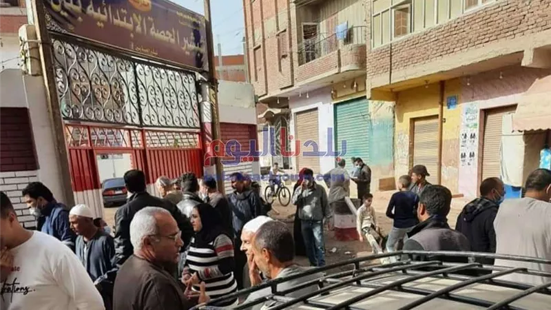احتشاد الناخبين للأدلاء بأصواتهم أمام لجان زفتى