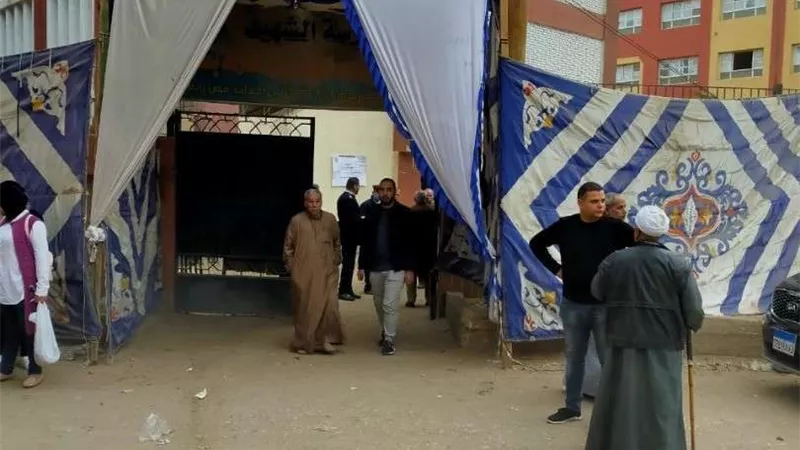 النجدة تساعد كفيف للأدلاء بصوته فى الغربية