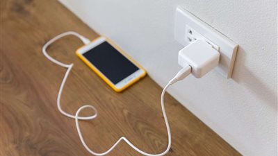 شاحن موبايل ينهي حياة شابة أثناء الاستحمام