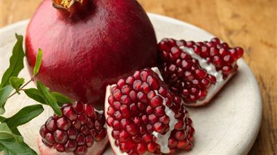 أبرزها التخلص من الشيب.. تعرف على فوائد الرمان للشعر