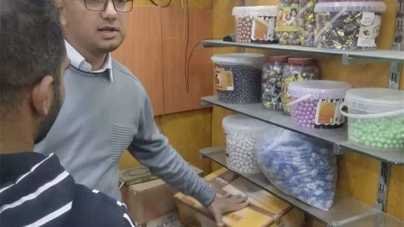 تحرير 4 مخالفات تموينية والتحفظ على سكر ودقيق بدون فواتير بـ المنيا