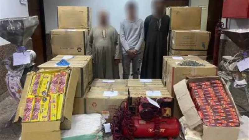 سقوط 3 أشخاص بحوزتهم مليون وسبعمائة ألف قطعة ألعاب نارية بالفيوم