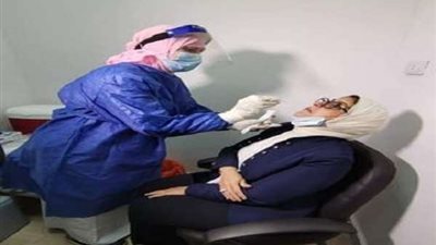 لطمأنة المواطنين.. هالة زايد أول الخاضعين للقاح كورونا