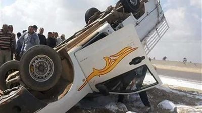 قبل دقائق من الإفطار.. مصرع وإصابة 15 عاملًا إثر انقلاب سيارة بطريق السويس الصحراوي