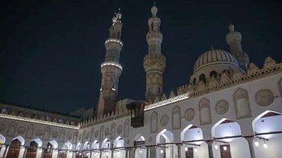 قيادات المشيخة يشاركون الوافدين إفطارهم بالجامع الأزهر