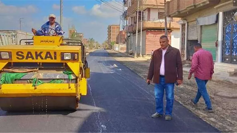 النمر يتابع استكمال أعمال الرصف بالطريق الدائري بأشمون