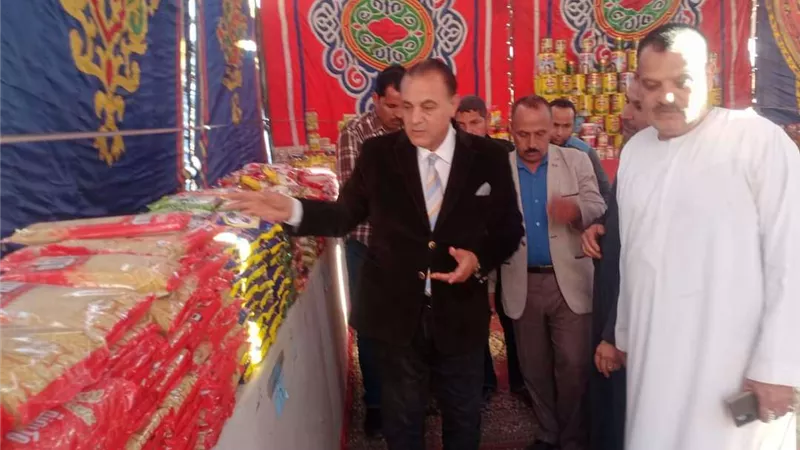رئيس مركز ملوي بالمنيا يتفقد معارض أهلاً رمضان