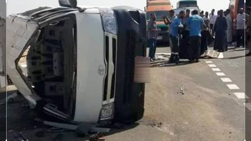 مصرع شخص وإصابة 8 آخرين في انقلاب سيارة ميكروباص بطريق بني سويف