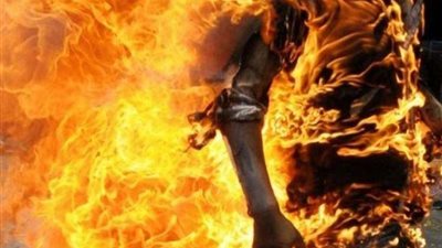 رجل يشعل النيران في نفسه ومجموعة من الضباط بمانشيستر