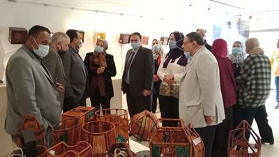 نائب رئيس جامعة بنها يفتتح معرض 