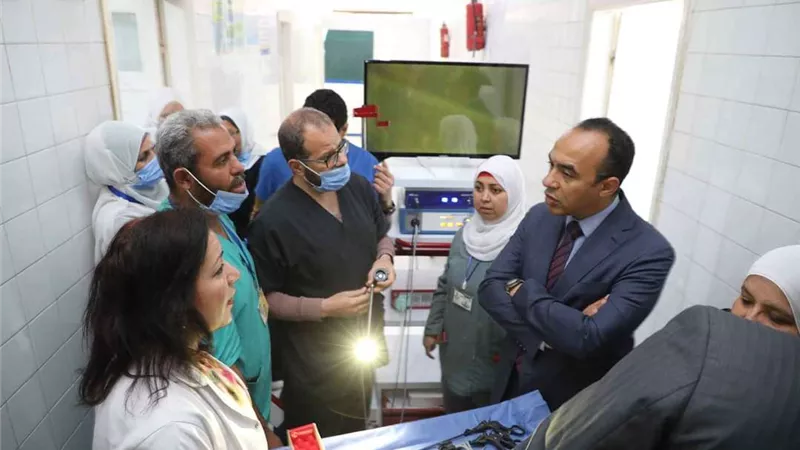 نائب محافظ المنيا يتسلم عدد من الأجهزة الطبية لدعم مستشفى مطاي