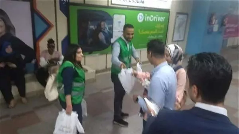 استمرار توزيع ١٠٠٠ وجبة غذائية على ركاب المترو في رمضان
