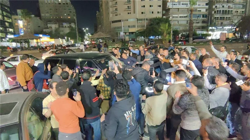 عاجل..مرتضى منصور يصل نادي الزمالك وأنصاره يحتفون به