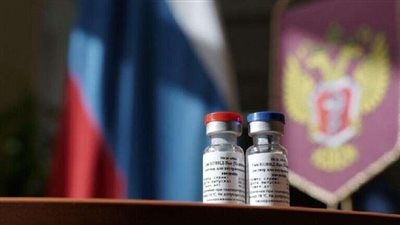أول رئيس دولة عربية يلتقي لقاح فيروس كورونا