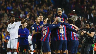 برشلونة يتقدم على إلتشي في الشوط الأول