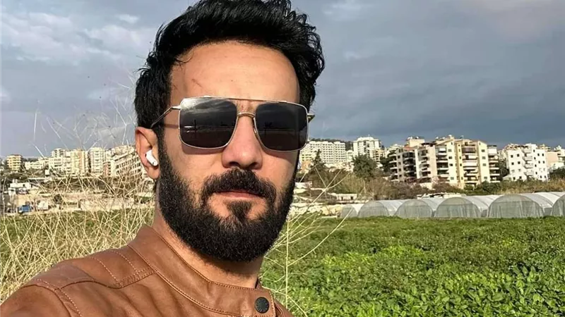 بنظارة سوداء..شاهد أحدث ظهور للفنان حسني شتا