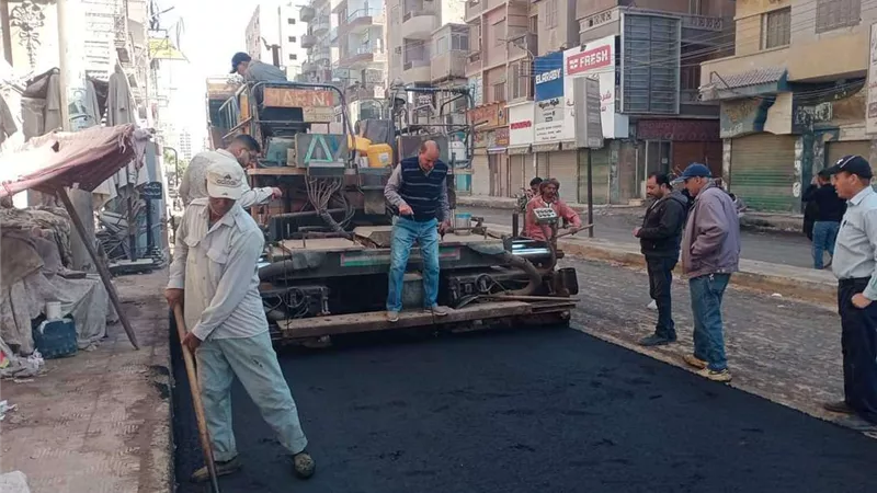 بدء أعمال الرصف لشارع العرفانى بمدينة ملوى بالمنيا