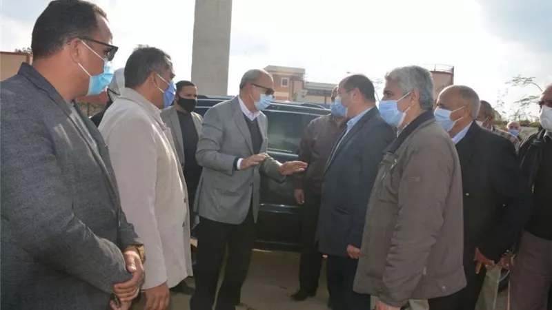 محافظ القليوبية يتفقد عدد من مشروعات الصرف الصحي ومياه الشرب بكفر شكر وطوخ