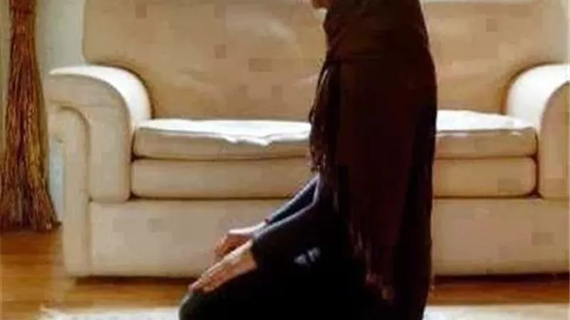 الإفتاء تجيب.. هل تقبل صلاة المرأة بالمكياج ؟