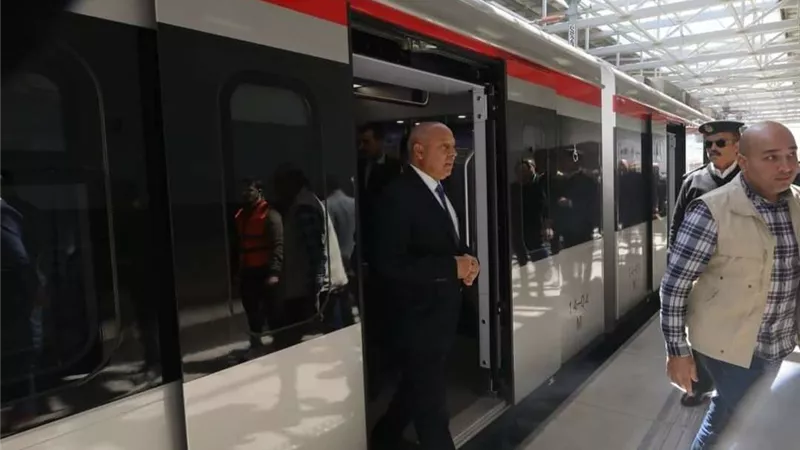 وزير النقل يستقل أحد أتوبيسات العاصمة التي تعمل بالكهرباء