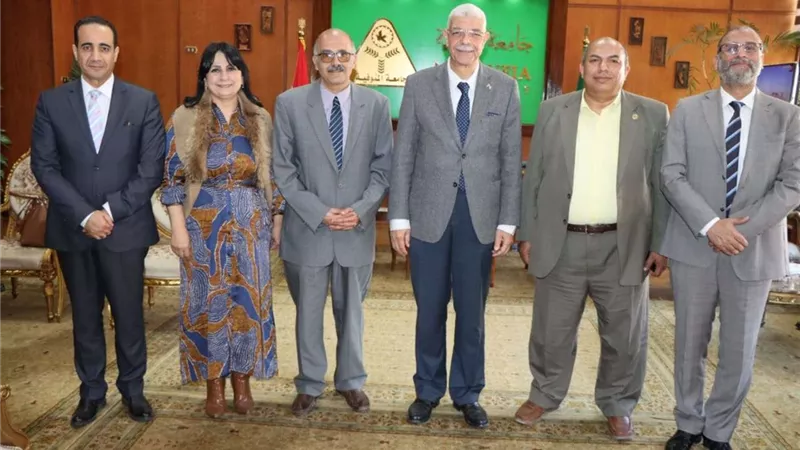 رئيس جامعة المنوفية يهنئ المدير التنفيذي الجديد لمستشفي معهد الكبد القومي