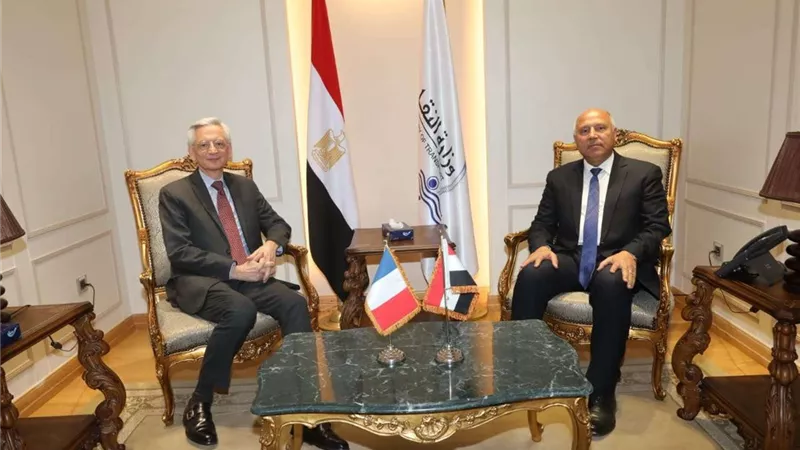 وزير النقل يبحث آخر مستجدات عدد من المشروعات الخاصة مع السفير الفرنسي