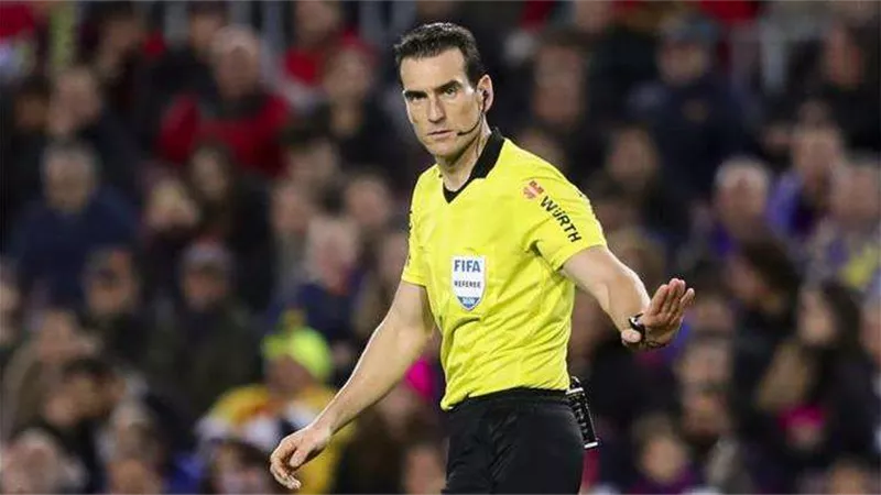 مونويرا حكمًا لكلاسيكو برشلونة وريال مدريد في كأس الملك