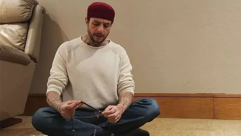 بعد صلاته بالتاتو.. عبد الله رشدي يوجه رسالة إلى أحمد الفشاوي
